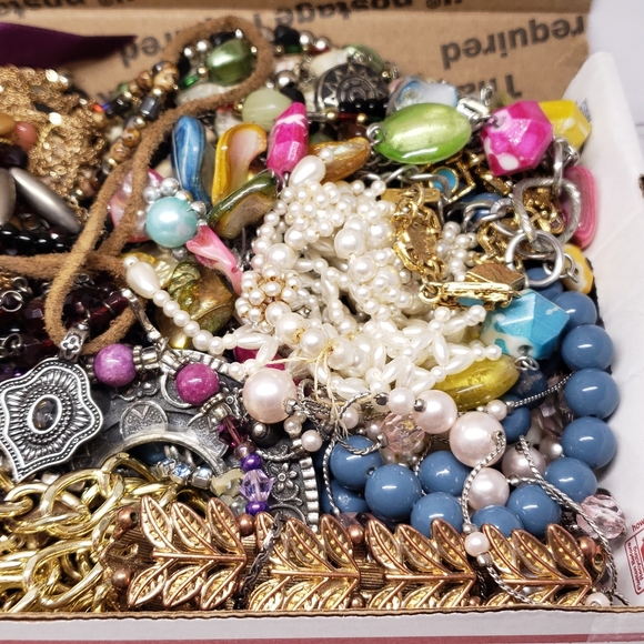 2+ lb. Vintage to Now Mixed Craft/Wearable Jewelry Lot. - Picture 3 of 4